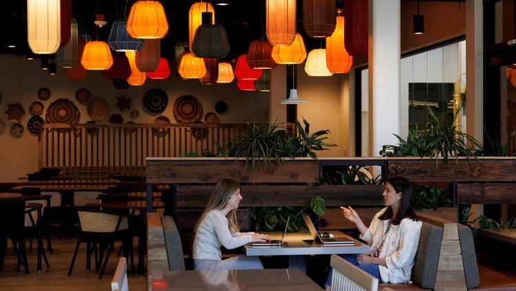 Menjelajahi Kantor Baru Google Google employees conduct a meeting at the Market Place restaurant, seen during a tour of Googles new Bay View Campus in Mountain View, California, U.S. May 16, 2022. Picture taken May 16, 2022. REUTERS/Peter DaSilva