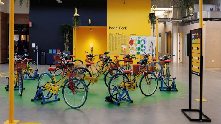 Menjelajahi Kantor Baru Google Google employees conduct a meeting at the Market Place restaurant, seen during a tour of Googles new Bay View Campus in Mountain View, California, U.S. May 16, 2022. Picture taken May 16, 2022. REUTERS/Peter DaSilva