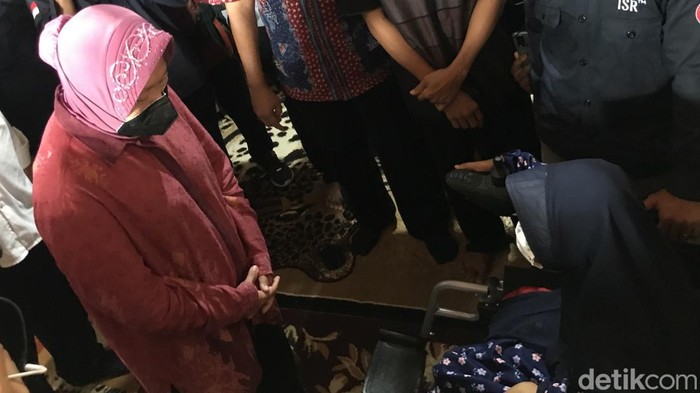 Mensos Tri Rismaharini menjenguk bocah penderita tumor tulang di Rembang, Jumat (20/5/2022).