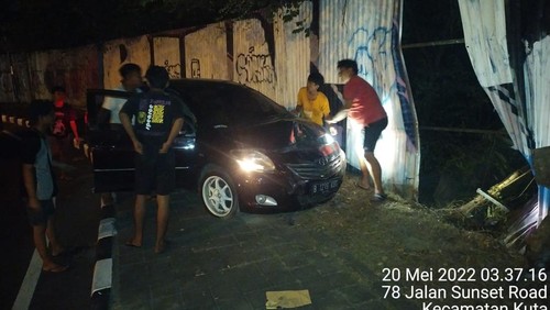 Mobil jenis sedang merek Toyota Vios menabrak dinding seng sebelah timur Simpang Dewa Ruci, Jalan Sunset Road, Kecamatan Kuta, Kabupaten Badung. (Dok. Porlesta Denpasar)