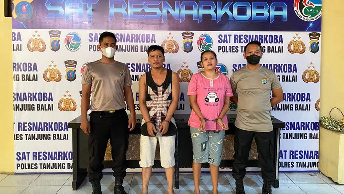 Pasutri kasus narkoba saat diamankan di Polres Batu Bara. (Istimewa)