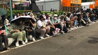 Keseruan Allo Bank Festival 2022 sudah dimulai sejak Jumat, (20/5/2022) pagi. NCTzen yang sudah tidak sabar bertemu idola sudah mengantre di pintu masuk sebelum acara dibuka. Hanif/detikHOT