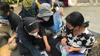 Mereka berbagi informasi dan bertukar sounvenir. Foto: Hanif/detikHOT