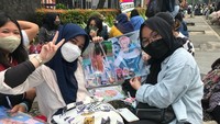 Kebersamaan mereka yang sedang menunggu konser dimulai. Foto: Hanif/detikHOT
