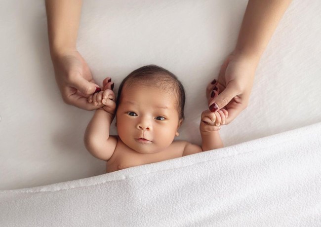 Nikita Willy dan Indra Priawan kini tengah menikmati perannya sebagai orangtua baru bagi Baby Izz. Sejak sang anak terlahir, Nikita dan Indra memang cukup sering membagikan foto-foto anaknya itu melalui media sosial. Foto: Instagram/@indpriw