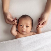 Nikita Willy dan Indra Priawan kini tengah menikmati perannya sebagai orangtua baru bagi Baby Izz. Sejak sang anak terlahir, Nikita dan Indra memang cukup sering membagikan foto-foto anaknya itu melalui media sosial. Foto: Instagram/@indpriw