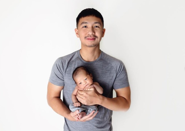 Begini penampilan Baby Izz bersama ayahnya. Sambil digendong di genggaman sang ayah, Baby Izz terlihat begitu mungil dan lucu. Foto: Instagram/@indpriw