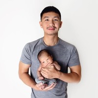 Begini penampilan Baby Izz bersama ayahnya. Sambil digendong di genggaman sang ayah, Baby Izz terlihat begitu mungil dan lucu. Foto: Instagram/@indpriw