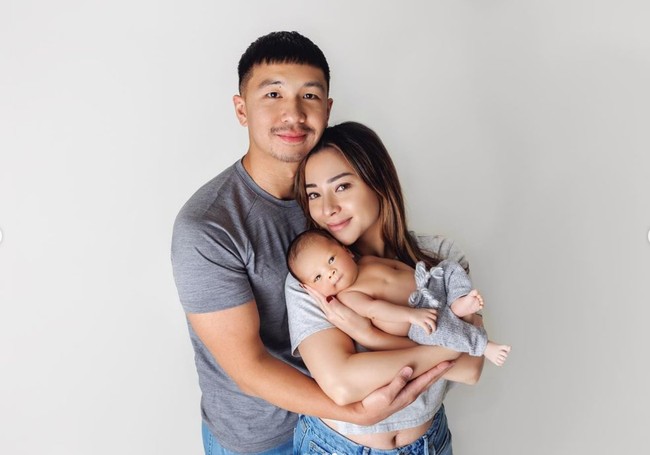 Dalam foto tersebut ketiganya terlihat kompak bergaya santai. Nikita Willy dan Indra Priawan tampak hanya mengenakan kaos berwarna abu-abu dan celana jeans. Sedangkan Baby Izz terlihat menggemaskan dengan celana yang juga berwarna abu-abu. Foto: Instagram/@indpriw