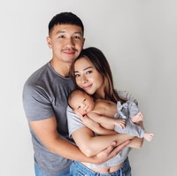 Dalam foto tersebut ketiganya terlihat kompak bergaya santai. Nikita Willy dan Indra Priawan tampak hanya mengenakan kaos berwarna abu-abu dan celana jeans. Sedangkan Baby Izz terlihat menggemaskan dengan celana yang juga berwarna abu-abu. Foto: Instagram/@indpriw