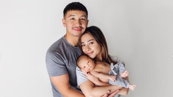 6 Pemotretan Perdana Keluarga Nikita Willy, Wajah Imut Baby Izz Bikin Gemas