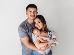 6 Pemotretan Perdana Keluarga Nikita Willy, Wajah Imut Baby Izz Bikin Gemas