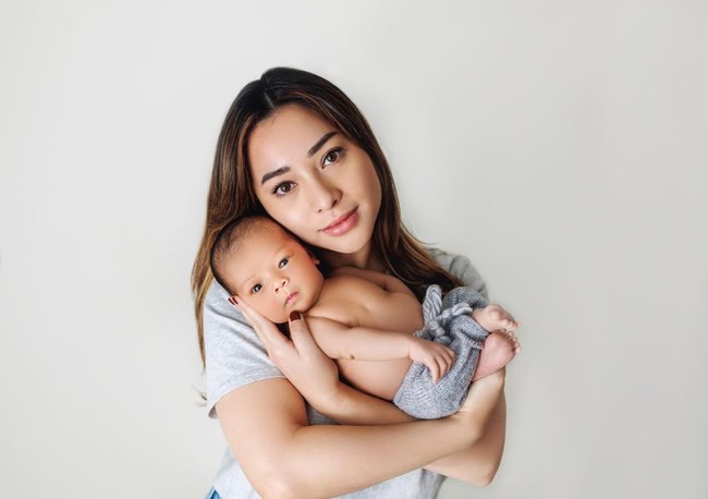 Berfoto bersebelahan dengan sang bunda, wajah Baby Izz dan Nikita Willy bak pinang di belah dua ya? Kalau menurutmu, Baby Izz lebih mirip Nikita atau Indra nih? Foto: Instagram/@indpriw