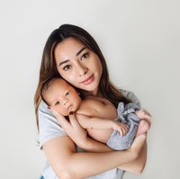 Berfoto bersebelahan dengan sang bunda, wajah Baby Izz dan Nikita Willy bak pinang di belah dua ya? Kalau menurutmu, Baby Izz lebih mirip Nikita atau Indra nih? Foto: Instagram/@indpriw