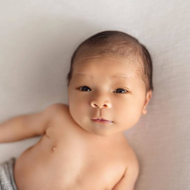 Wajah tampan Baby Izz sendiri berhasil mencuri atensi netizen. Tak sedikit yang memuji paras anak pertama Nikita dan Indra tersebut. Tak hanya tampan, Baby Izz juga punya wajah imut yang menggemaskan. Foto: Instagram/@indpriw