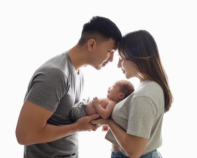 Belum lama ini Indra Priawan dan Nikita Willy juga tampak melakukan pemotretan perdananya sebagai sebuah keluarga bersama sang anak. Hasil foto-foto tersebut kemudian dibagikan Indra ke akun Instagram pribadinya. Foto: Instagram/@indpriw