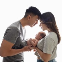 Belum lama ini Indra Priawan dan Nikita Willy juga tampak melakukan pemotretan perdananya sebagai sebuah keluarga bersama sang anak. Hasil foto-foto tersebut kemudian dibagikan Indra ke akun Instagram pribadinya. Foto: Instagram/@indpriw