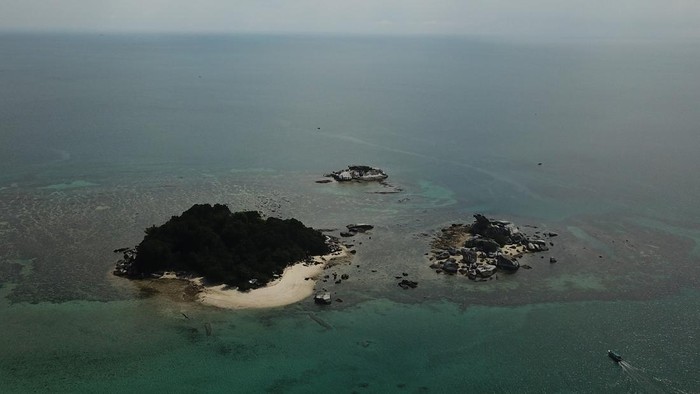 Sejumlah kapal motor bersandar di Pantai Tanjung Kelayang di Kabupaten Belitung, Provinsi Bangka Belitung, Jumat (20/5/2022). Objek wisata Tanjung Kelayang merupakan Kawasan Ekonomi Khusus (KEK) seluas 324,4 hektare termasuk kawasan geopark Belitung yang saat ini dijadikan lokasi kegiatan Peluncuran Gerakan Nasional Bangga Buatan Indonesia (Gernas BBI). ANTARA FOTO/ Fakhri Hermansyah/nym.