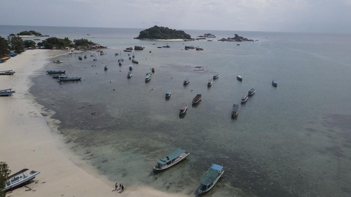 Sejumlah kapal motor bersandar di Pantai Tanjung Kelayang di Kabupaten Belitung, Provinsi Bangka Belitung, Jumat (20/5/2022). Objek wisata Tanjung Kelayang merupakan Kawasan Ekonomi Khusus (KEK) seluas 324,4 hektare termasuk kawasan geopark Belitung yang saat ini dijadikan lokasi kegiatan Peluncuran Gerakan Nasional Bangga Buatan Indonesia (Gernas BBI). ANTARA FOTO/ Fakhri Hermansyah/nym.