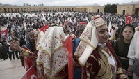 Ribuan warga mengunjungi makam Mustafa Kemal Ataturk dalam rangka memperingati 103 tahun dimulainya Perang Kemerdekaan Turki di bawah kepemimpinan jenderal muda Angkatan Darat Utsmaniyah, Mustafa Kemal Ataturk.  
