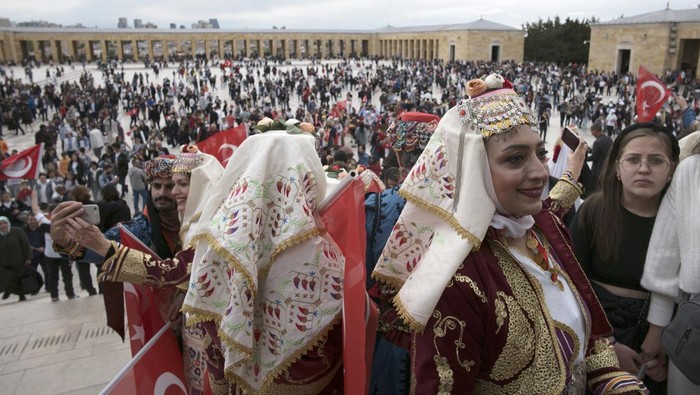 Pakai Baju Adat, Warga Peringati 103 Tahun Perang Kemerdekaan Turki Warga Turki berdatangan ke makam Mustafa Kemal Ataturk di Ankara. Kedatangan mereka untuk memperingati 103 tahun dimulainya Perang Kemerdekaan Turki.