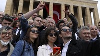 Tampak sejumlah warga berfoto bersama di depan bangunan makam Mustafa Kemal Ataturk, pendiri Turki modern, dalam rangka memperingati 103 tahun dimulainya Perang Kemerdekaan Turki.