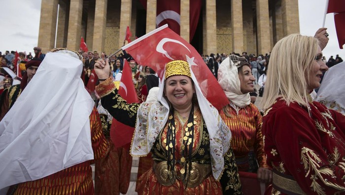 Pakai Baju Adat, Warga Peringati 103 Tahun Perang Kemerdekaan Turki Warga Turki berdatangan ke makam Mustafa Kemal Ataturk di Ankara. Kedatangan mereka untuk memperingati 103 tahun dimulainya Perang Kemerdekaan Turki.