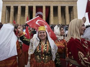 Meriahnya Peringatan Perang Kemerdekaan Turki di Makam Kemal Ataturk