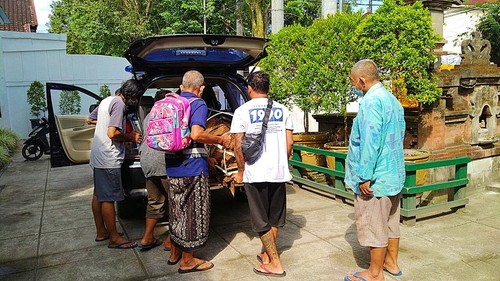 Pasien di Jembrana meninggal diduga suspek rabies dibawa ambulans jenazah rumah sakit untuk dipulangkan ke Karangasem, Jumat (20/5/2022).