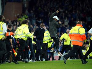 Patrick Vieira Tendang Fans Everton Sampai Jatuh!