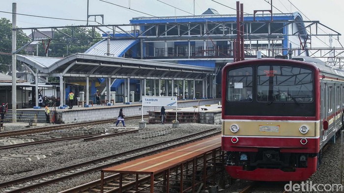 Pengembangan Stasiun Tambun, Kabupaten Bekasi, tak kunjung rampung. Saat menunggu kereta, para penumpang terpaksa berjemur di peron yang tak beratap.