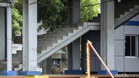 Tidak terlihat para pekerja. Tampak tangga di stasiun tak kunjung diselesaikan.
