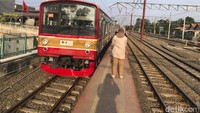 Penumpang menunggu kereta di Stasiun Tambun, Kabupaten Bekasi, Jumat (20/5/2022).