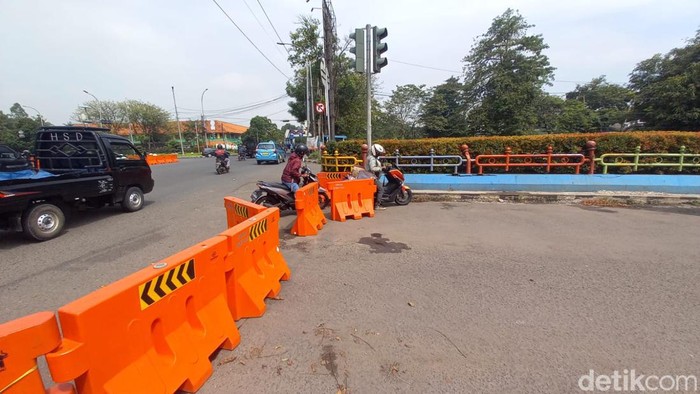 Pemotor terobos barrier (Khairul Maarif/detikcom)