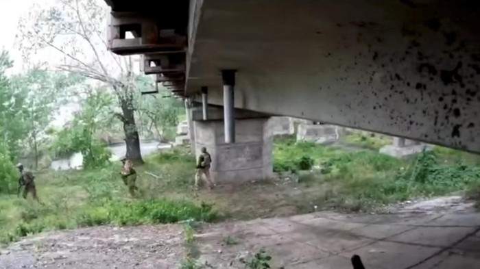 Penampakan Jembatan di Luhansk yang Diledakkan Pasukan Ukraina Pasukan Ukraina meledakkan sebuah jembatan di wilayah Luhansk. Aksi itu dilakukan sebagai upaya memperlambat gerak militer Rusia. Ini penampakannya.