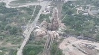 Dalam foto yang diambil dari video yang dirilis pada 18 Mei 2022, terlihat sebuah jembatan di Luhansk diledakkan oleh gabungan anggota Garda Nasional Ukraina, Pasukan Operasi Khusus, dan Layanan Keamanan Negara.
