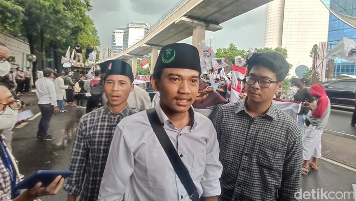 Pendukung Ustaz Abdul Somad (UAS) dari Pertahanan Ideologi Sarekat Islam (Perisai) meminta pihak Kedutaan Besar (Kedubes) Singapura meminta maaf terkait penolakan UAS. (Wildan N/detikcom)