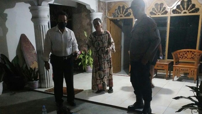 Korban pengeroyokan di Binjai terbaring dihalaman rumahnya. Istimewa