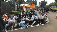 Ada yang datang dari malam pukul 00.00 WIB demi mendapatkan posisi terbaik untuk menyaksikan idolanya. Foto: Hanif/detikHOT