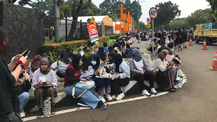 Penggemar NCT rela antre untuk dapatkan tempat terbaik menyaksikan idola mereka.