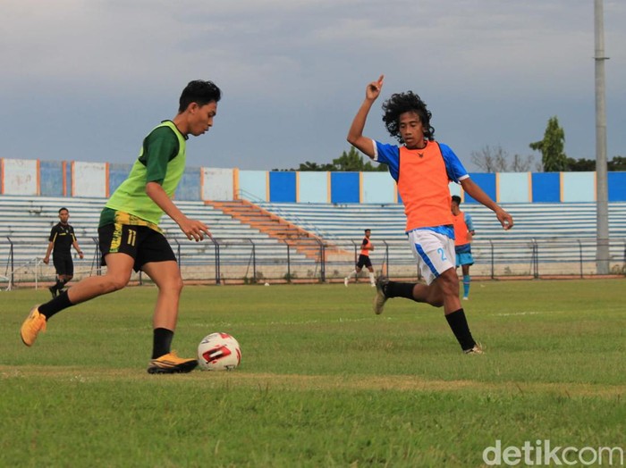 Persela Lamongan menggelar seleksi pemain yang dikhususkan untuk putra daerah. Dari 70 peserta, ada 26 pemain yang melaju hingga hari terakhir seleksi.