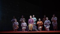 Di awal pementasan, penonton dibawa ke dalam perjalanan saat Bung Karno diasingkan ke Bengkulu.  Foto: Dok. Bakti Budaya Djarum Foundation