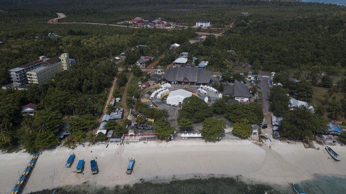 Objek wisata Tanjung Kelayang menjadi salah satu destinasi wisata andalan di Belitung. Objek wisata ini merupakan Kawasan Ekonomi Khusus (KEK) lho.