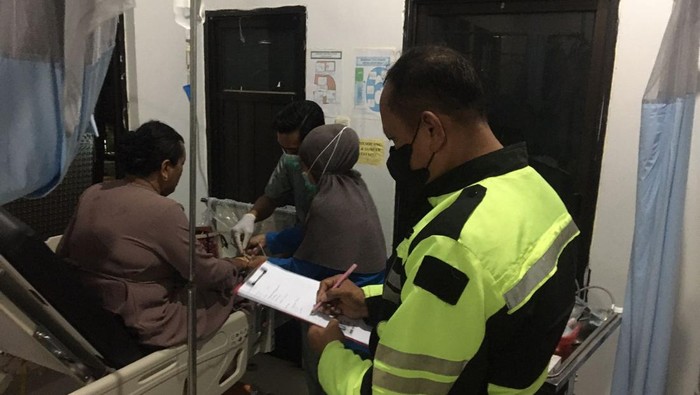 Polantas mendata korban tabrakan minibus vs pikap di Wajo (Dok. Istimewa)