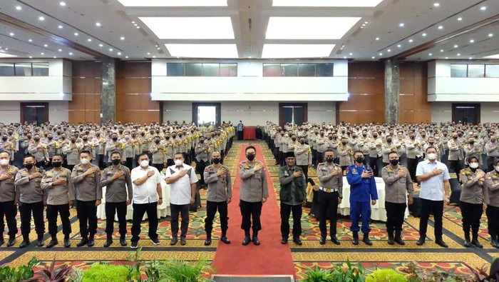 Polda Riau Gelar Apel Akbar Bhabinkamtibmas Polda Riau galar apel akbar Bhabinkamtibmas di Ballroom Hotel Labersa Pekanbaru. Acara ini dipimpin Kapolda Riau Irjen Moh Iqbal.