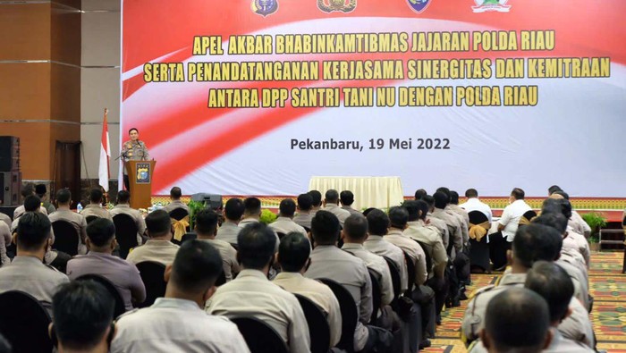 Polda Riau galar apel akbar Bhabinkamtibmas di Ballroom Hotel Labersa Pekanbaru. Acara ini dipimpin Kapolda Riau Irjen Moh Iqbal.