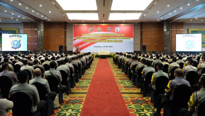 Polda Riau Gelar Apel Akbar Bhabinkamtibmas Polda Riau galar apel akbar Bhabinkamtibmas di Ballroom Hotel Labersa Pekanbaru. Acara ini dipimpin Kapolda Riau Irjen Moh Iqbal.