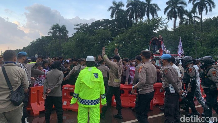 Polisi mengamankan 26 orang usai demonstrasi Badan Eksekutif Mahasiswa (BEM) kampus-kampus Muhammadiyah yang digelar di Monas Jakarta diwarnai kericuhan. Polisi mengungkap ada massa bukan berstatus mahasiswa yang turut diamankan. (Mulia Budi/detikcom)