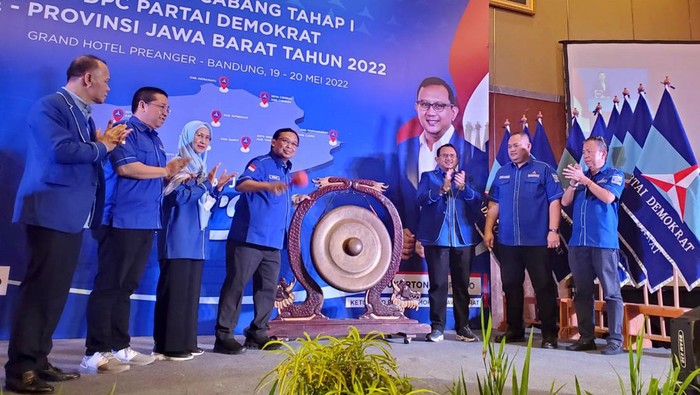 Usai dilantik oleh Ketua Umum Partai Demokrat AHY, DPD Partai Demokrat Provinsi Jawa Barat langsung tancap gas menjalankan mesin partai. Salah satunya dengan melaksanakan Musyawarah Cabang (Muscab) serentak  se-Jawa Barat, Jumat (20/5) yang berlangsung di Hotel Panghegar Kota Bandung.