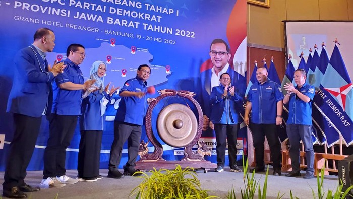 Potret Muscab Demokrat Jabar untuk Pemenangan 2024 Usai dilantik oleh Ketua Umum Partai Demokrat AHY, DPD Partai Demokrat Provinsi Jawa Barat langsung tancap gas menjalankan mesin partai. Salah satunya dengan melaksanakan Musyawarah Cabang (Muscab) serentak se-Jawa Barat, Jumat (20/5) yang berlangsung di Hotel Panghegar Kota Bandung.